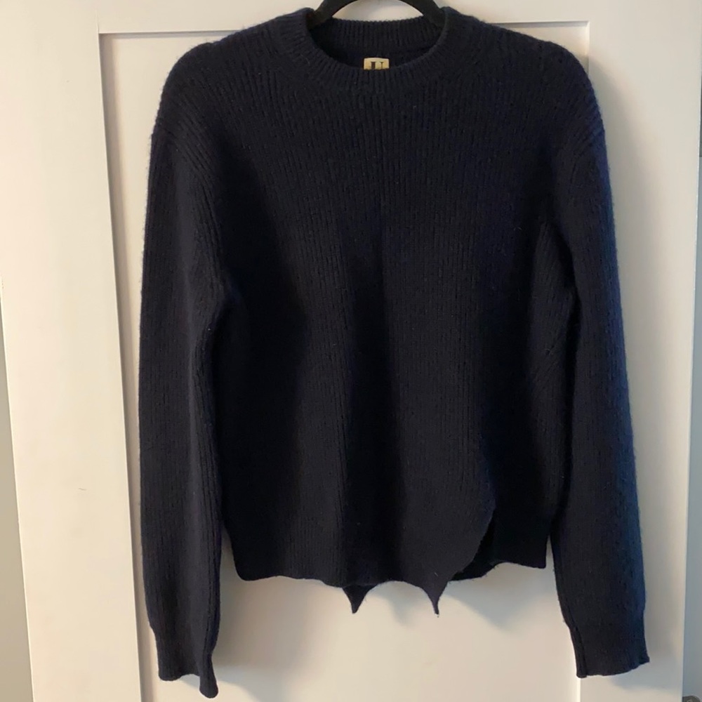 UZWEI navy/black cashmere sweater twisted hem